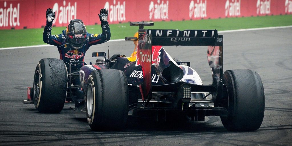 O piloto alemão Sebastian Vettel celebrando após a conquista do tetracampeonato mundial pela equipe Red Bull Racing