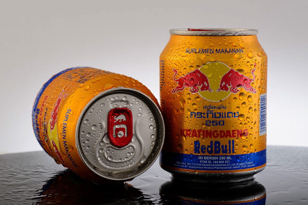 Lata da bebida energética tailandesa Krating Daeng, que inspirou a criação do Red Bull