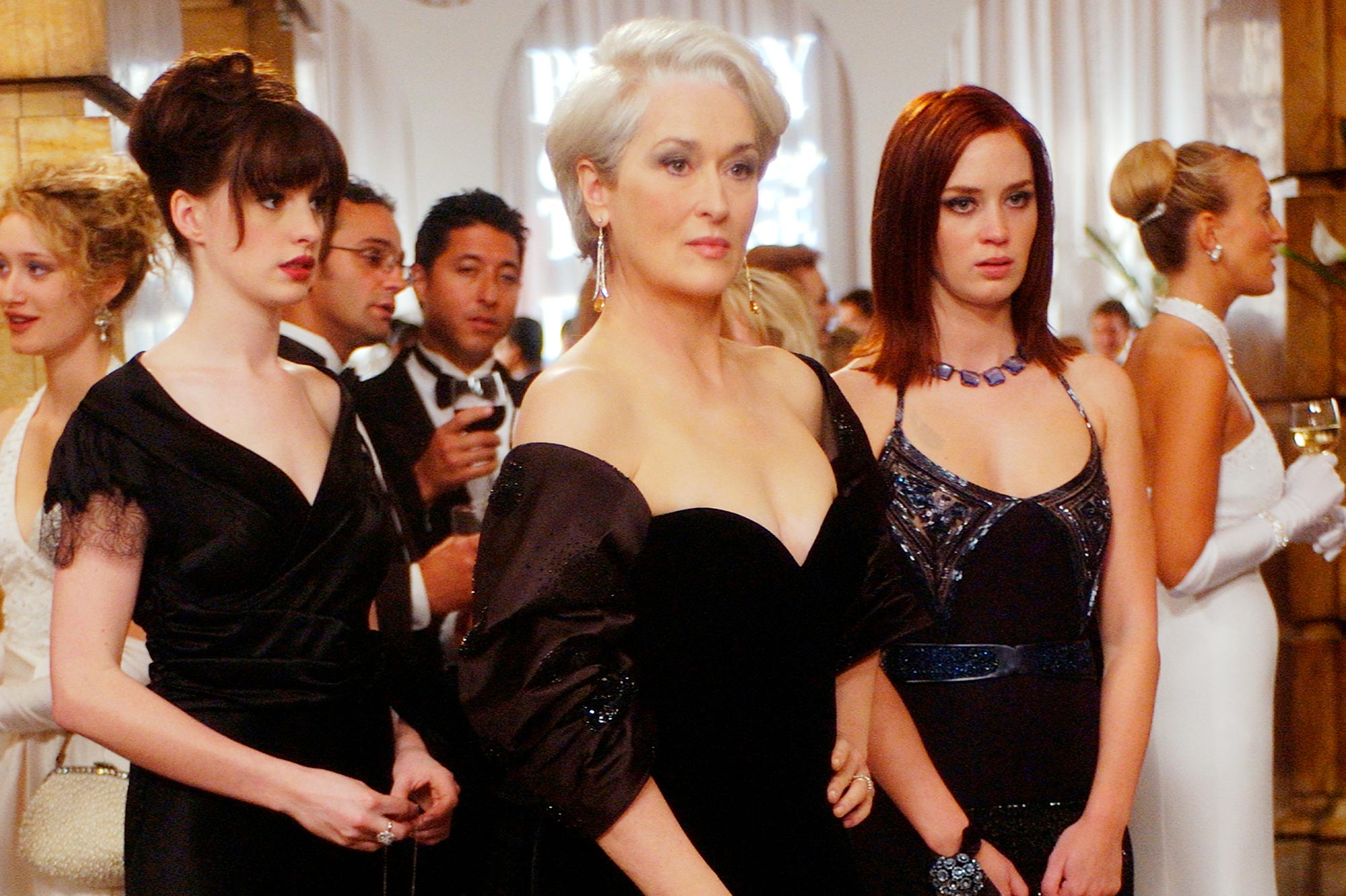 A atriz Meryl Streep (centro) em "O Diabo Veste Prada", uma interpretação representando o oposto de liderança com empatia assertiva