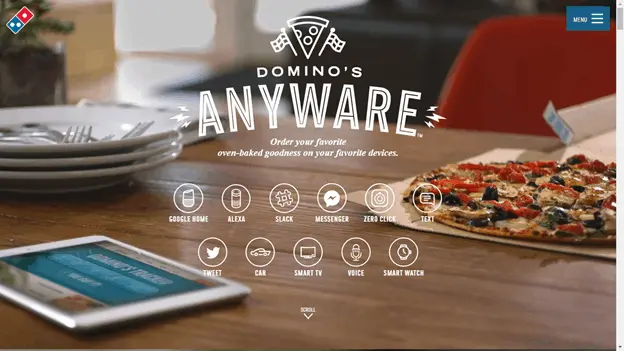 Foto promocional da Dominos Anywhere com destaque para os principais canais de pedidos da organização.