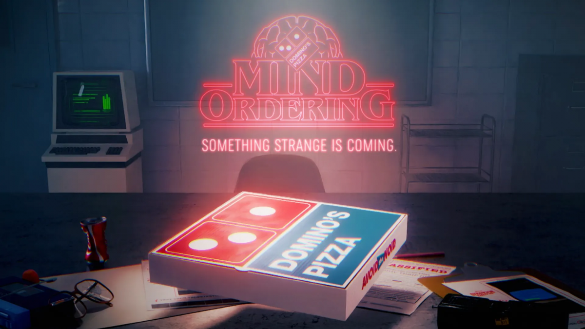 Foto promocional do Mind Ordering, com uma embalagem de pizza em cima de uma mesa e um cenário obscuro.