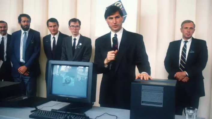Steve Jobs apresentando o primeiro computador da NeXT