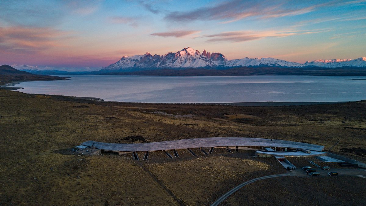Nascer do sol iluminando com delicadeza o maciço Paine, cartão postal da reserva Torres Del Paine. 
