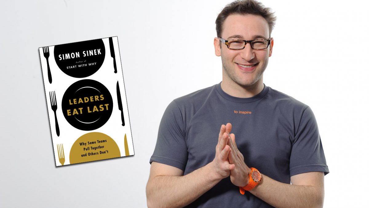 À esquerda: capa do livro "Líderes se servem por último". À direita, Simon Sinek sorrindo, com uma camisa cinza, relógio laranja e óculos. 