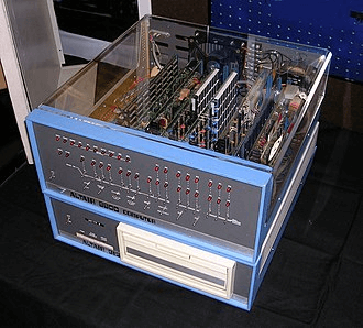 Hardware do Altair 8800, programado na linguagem BASIC da Microsoft.